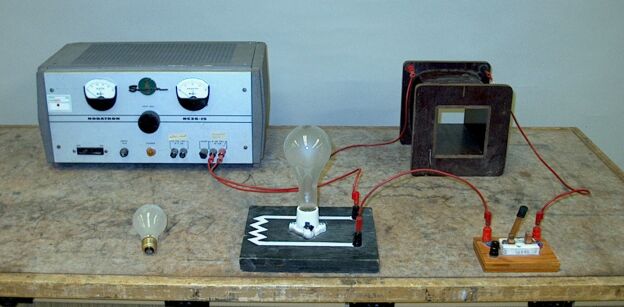 LR circuit, large vs. small bulb